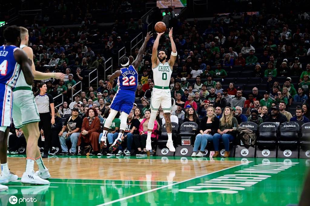 战报湖人20分惨败鹈鹕 詹姆斯34+6老六4抢断锡安26分NBA常规赛继续进行，洛杉矶湖人队（17胜17负）吞下连败。